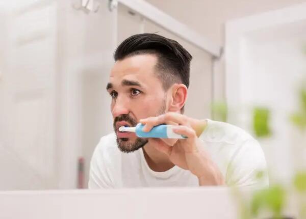 正確使用電動牙刷方法