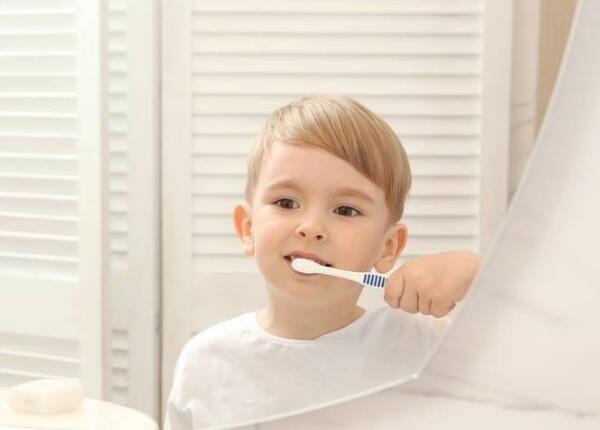 如何用兒童電動(dòng)牙刷刷牙？兒童電動(dòng)牙刷使用方法，一篇全覽