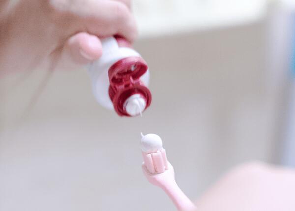 寶寶使用兒童電動牙刷