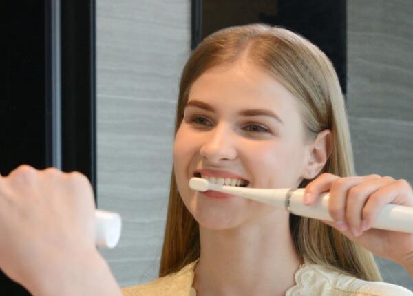 電動牙刷能刷掉牙結(jié)石嗎？別傻傻覺得電動牙刷無所不能了