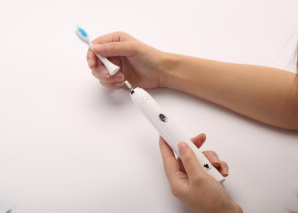電動(dòng)牙刷多久換一次刷頭合適？電動(dòng)牙刷頭更換周期為三個(gè)月一次