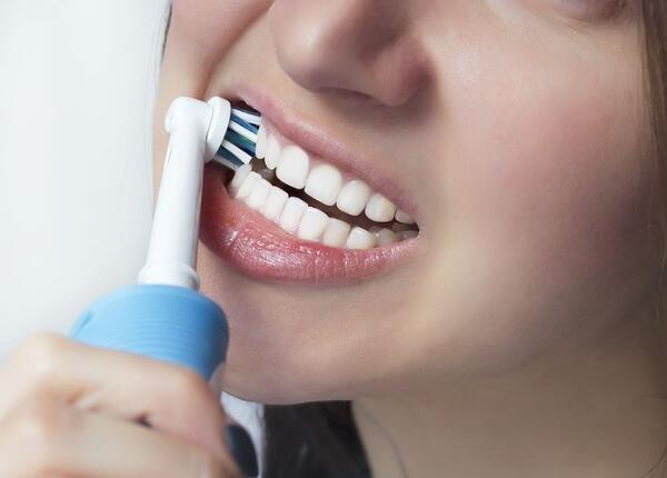 刷頭刷毛軟硬選擇：電動牙刷刷毛軟好還是硬好？