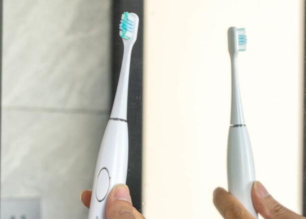 使用電動牙刷手抖正常嗎？刷博士來解答！